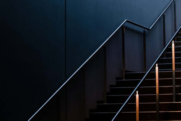 KI Governance verständlich erklärt: Aufgaben, Prinzipien und Einordnung in der AI Governance aus Sicht einer GRC-Beratung.