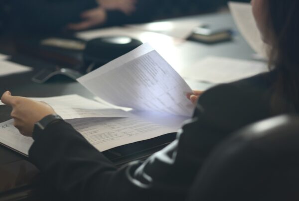 KI-Kompetenz (AI Literacy) ist seit 02.02.2025 Pflicht nach Art. 4 EU AI Act. Was der Begriff umfasst, wer betroffen ist und wie Sie Compliance-Nachweise erbringen.