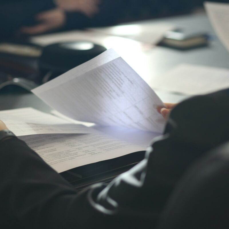 KI-Kompetenz (AI Literacy) ist seit 02.02.2025 Pflicht nach Art. 4 EU AI Act. Was der Begriff umfasst, wer betroffen ist und wie Sie Compliance-Nachweise erbringen.